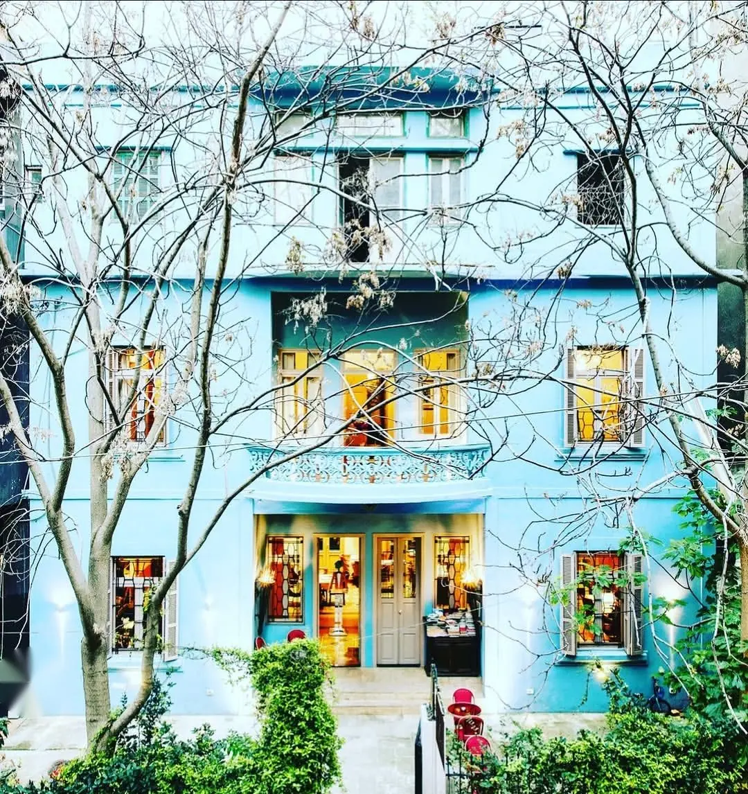 Façade bleue de la maison d'origine, à Mar Mikhaël