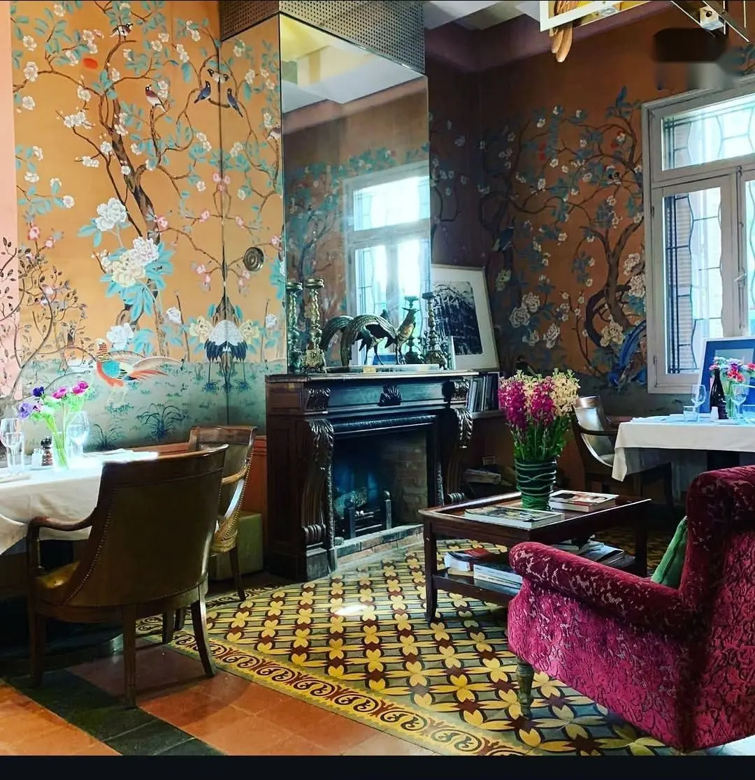 Salon, cheminée et papier peint fleuri