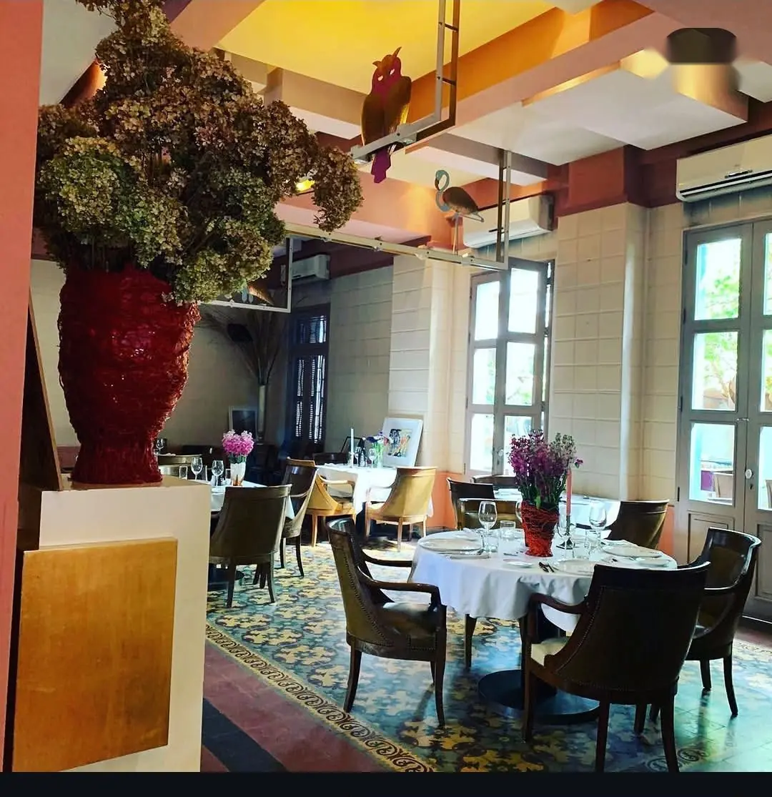 Salle à manger et grand vase rouge