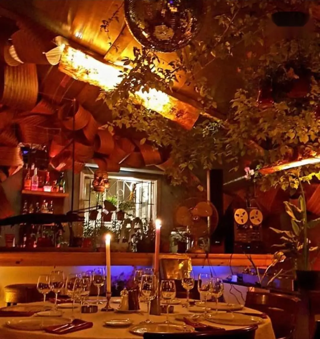 Terrasse aux chandelles sous la treille