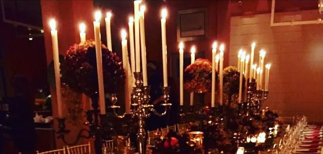 Table dressée aux candélabres