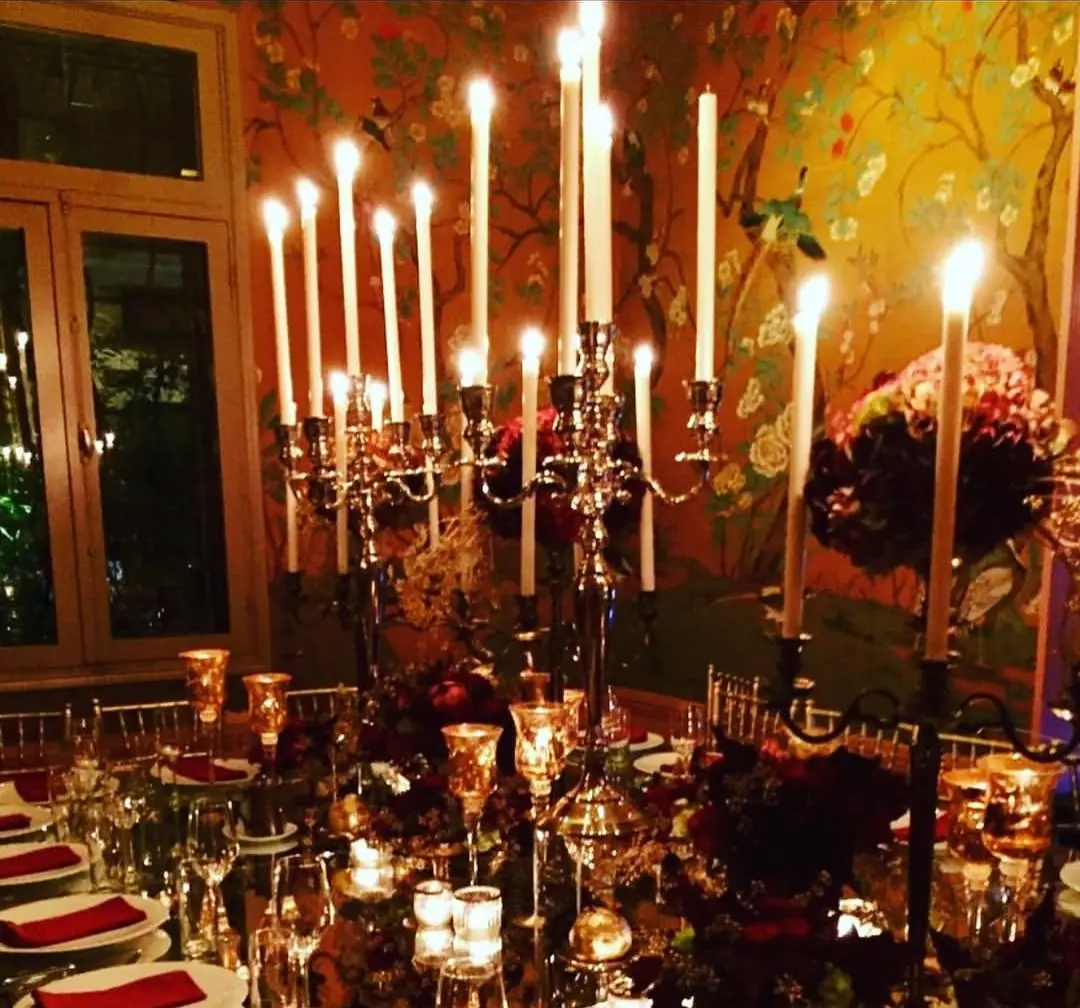 Longue table aux chandelles