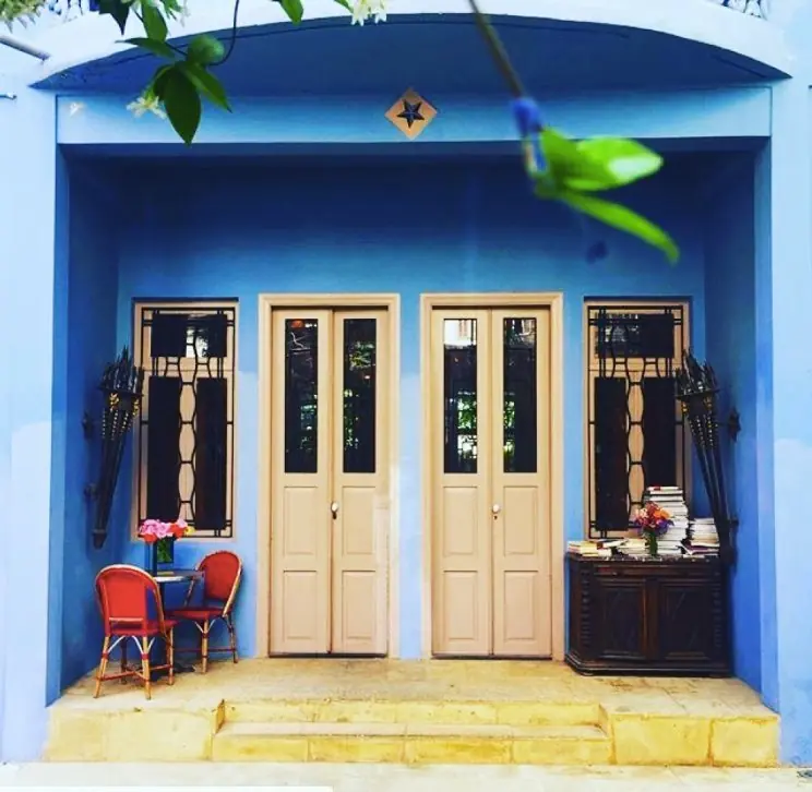 Entrée bleue et chaises bistrot