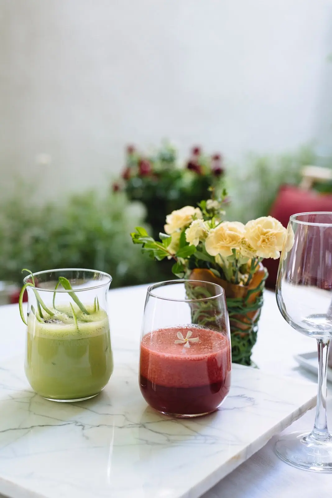 Jus pressés du matin sur le marbre, en terrasse