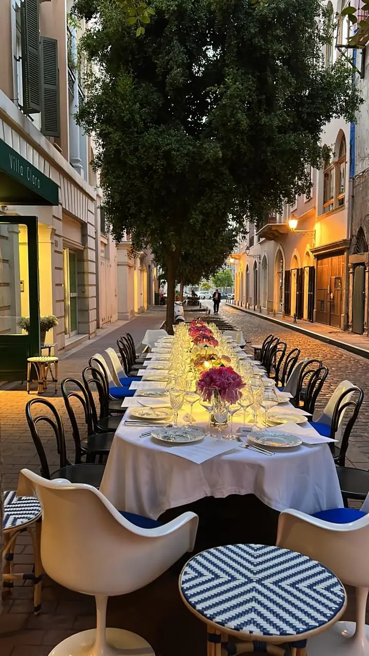 Grande tablée dressée dans la rue, devant la façade Villa Clara