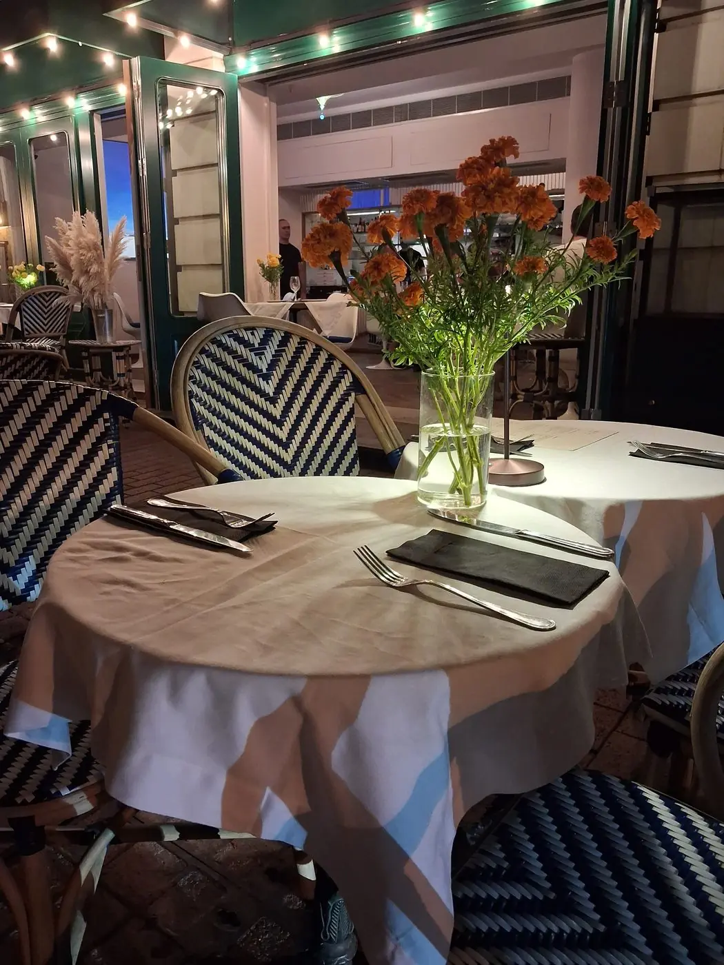 Terrasse et bouquet de soucis orange