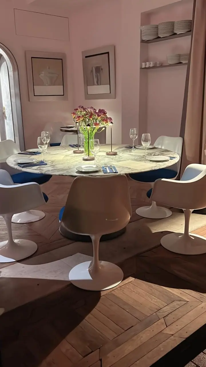 Salle à manger, chaises tulipe et table ronde en marbre