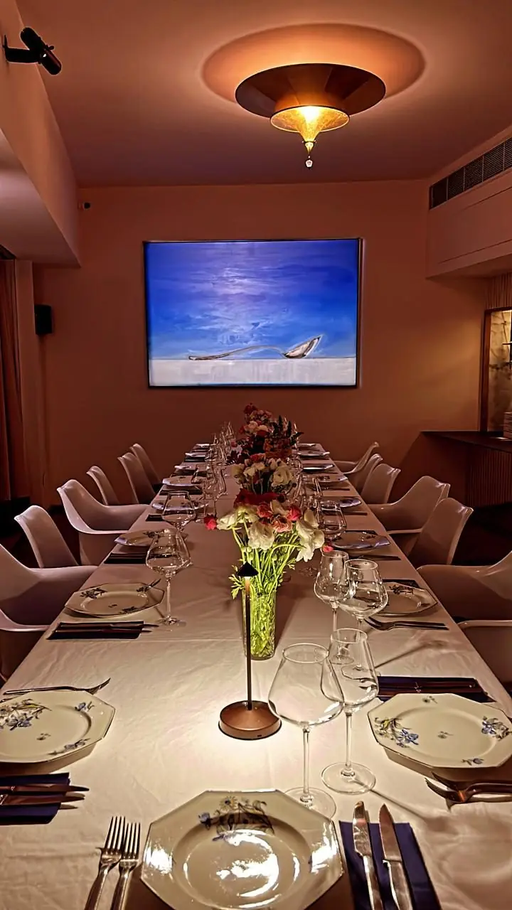 Longue table dressée sous le tableau marin