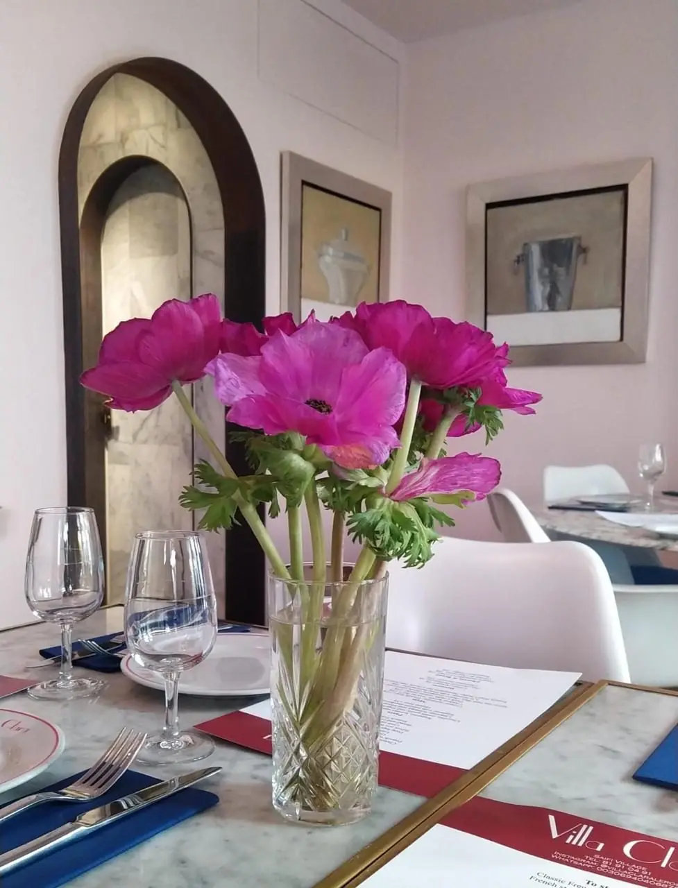 Anémones roses sur une table de marbre