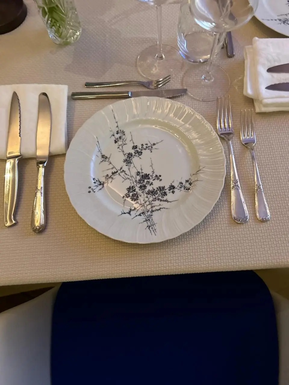 Couvert dressé et assiette à motif floral