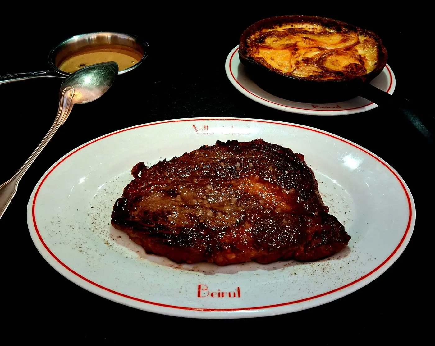 Entrecôte grillée, gratin et sauce