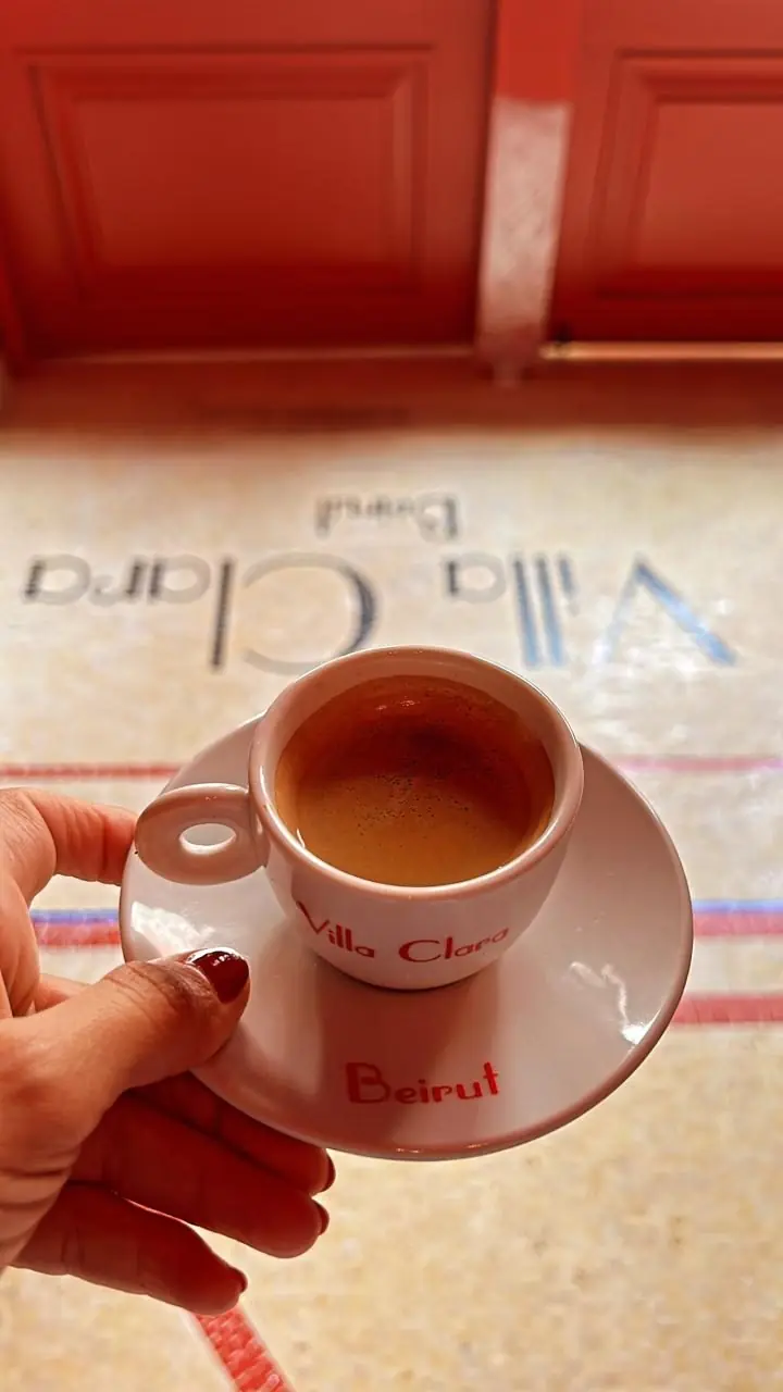 Café servi dans une tasse Villa Clara