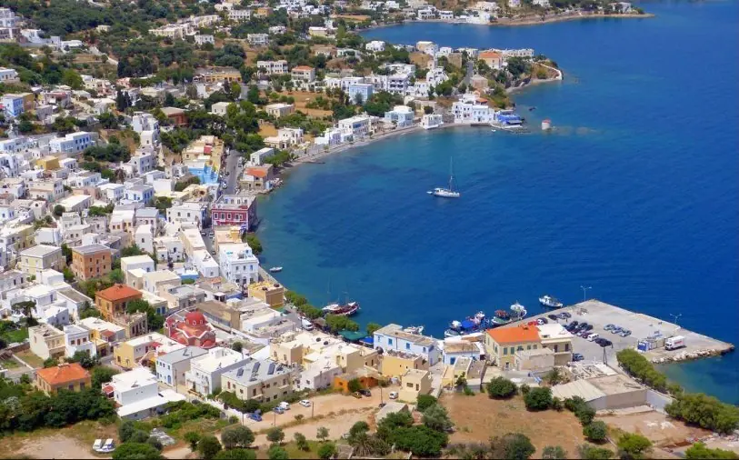 Vue aérienne d'Agia Marina et de son port