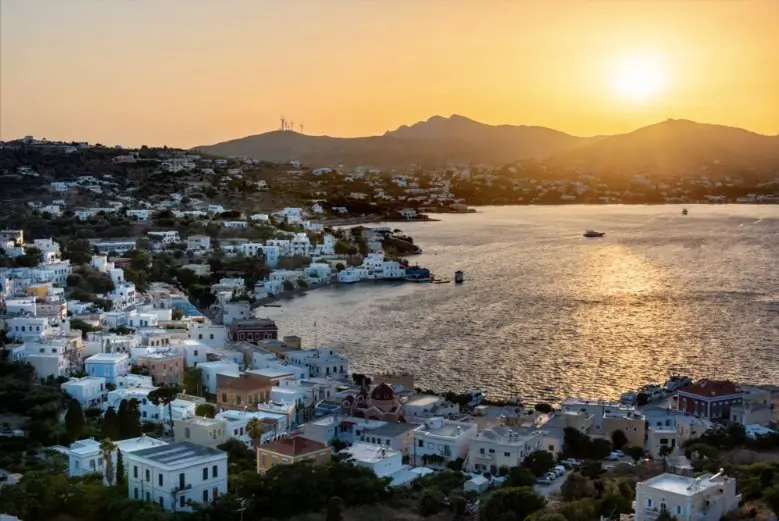 La baie de Leros au coucher du soleil, vue des hauteurs