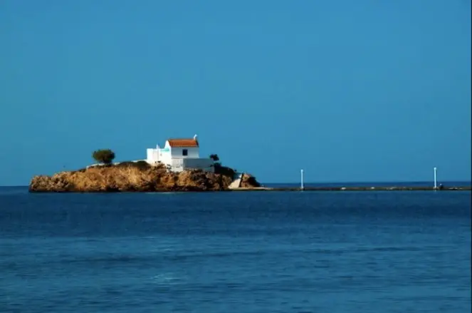 La chapelle Agios Isidoros sur un îlot, au large de Leros