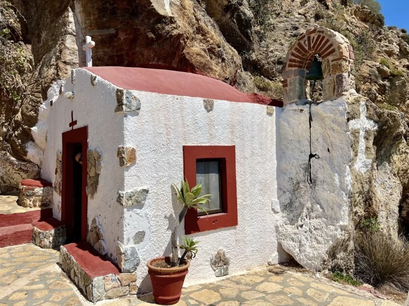 Petite chapelle blanche et rouge nichée dans la roche