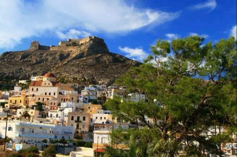 La forteresse médiévale dominant les maisons de Leros