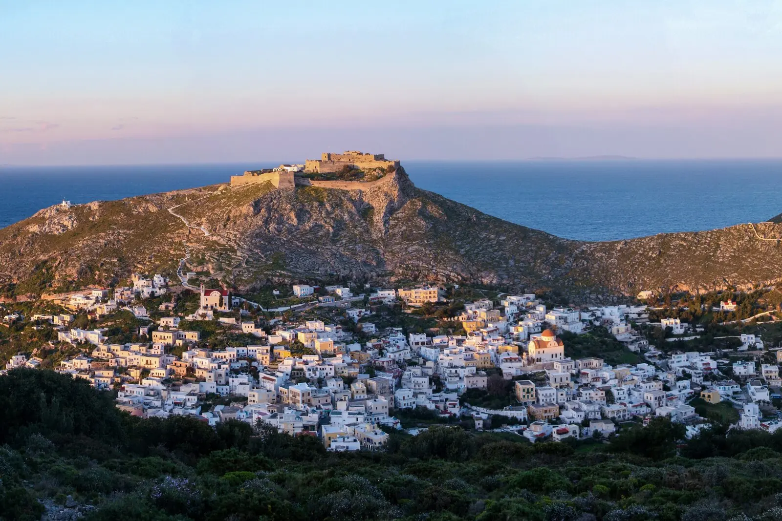 Le château de Leros au-dessus du village de Platanos, ciel rose au crépuscule