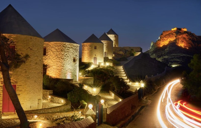 Les moulins à vent de Leros illuminés à la tombée de la nuit