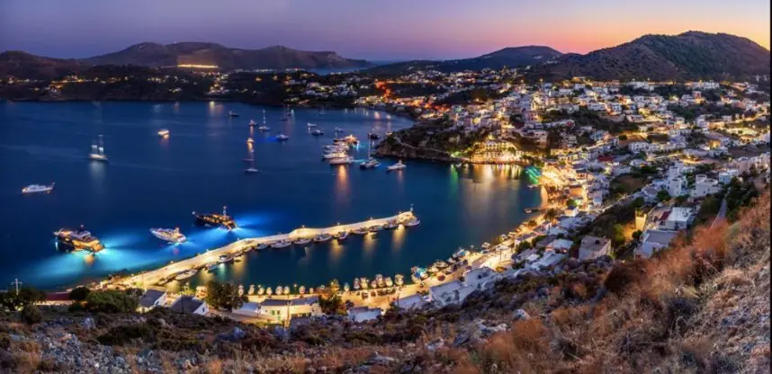 La baie de Leros à l'heure bleue, lumières du port