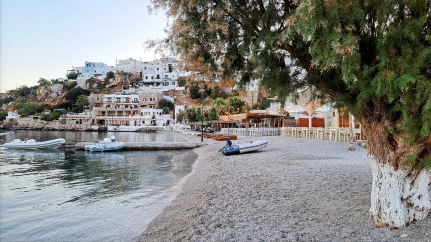 La plage de Pandeli au crépuscule, tavernes et barques