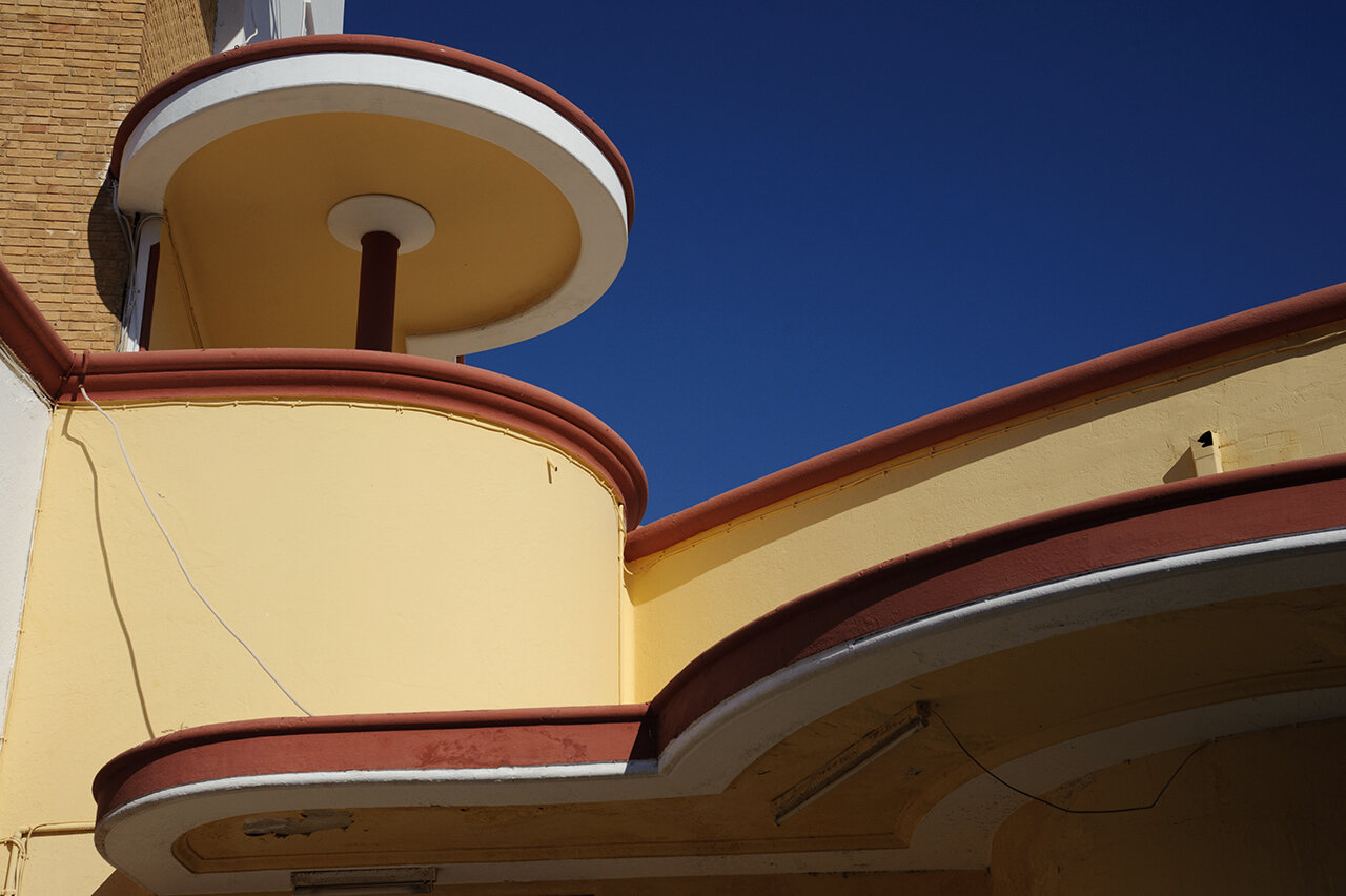 Détail d'un balcon Art déco jaune et terracotta