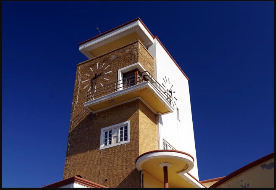 La tour de l'horloge de Lakki sur ciel bleu