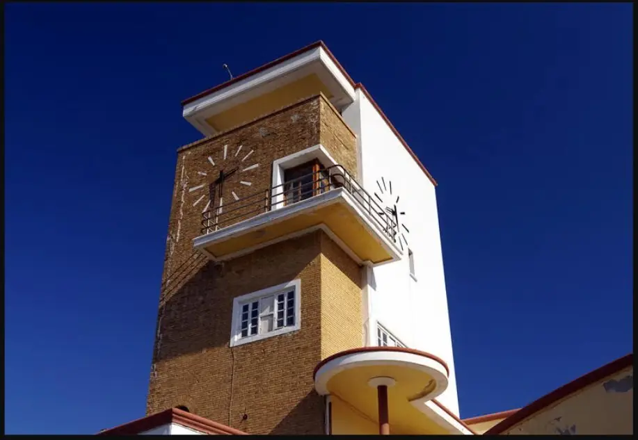 La tour de l'horloge de Lakki sur ciel bleu