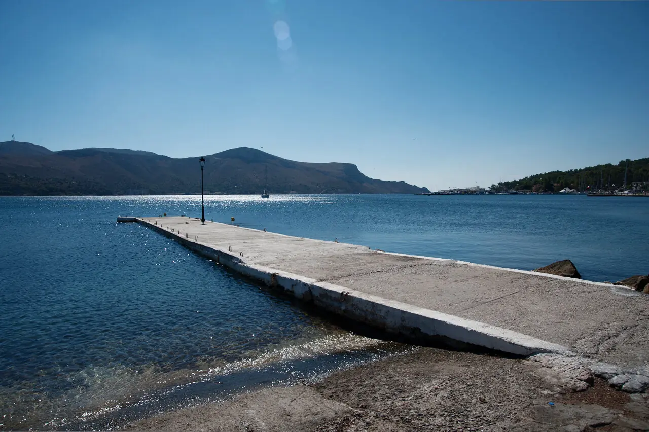 Une jetée s'avançant dans la baie de Lakki